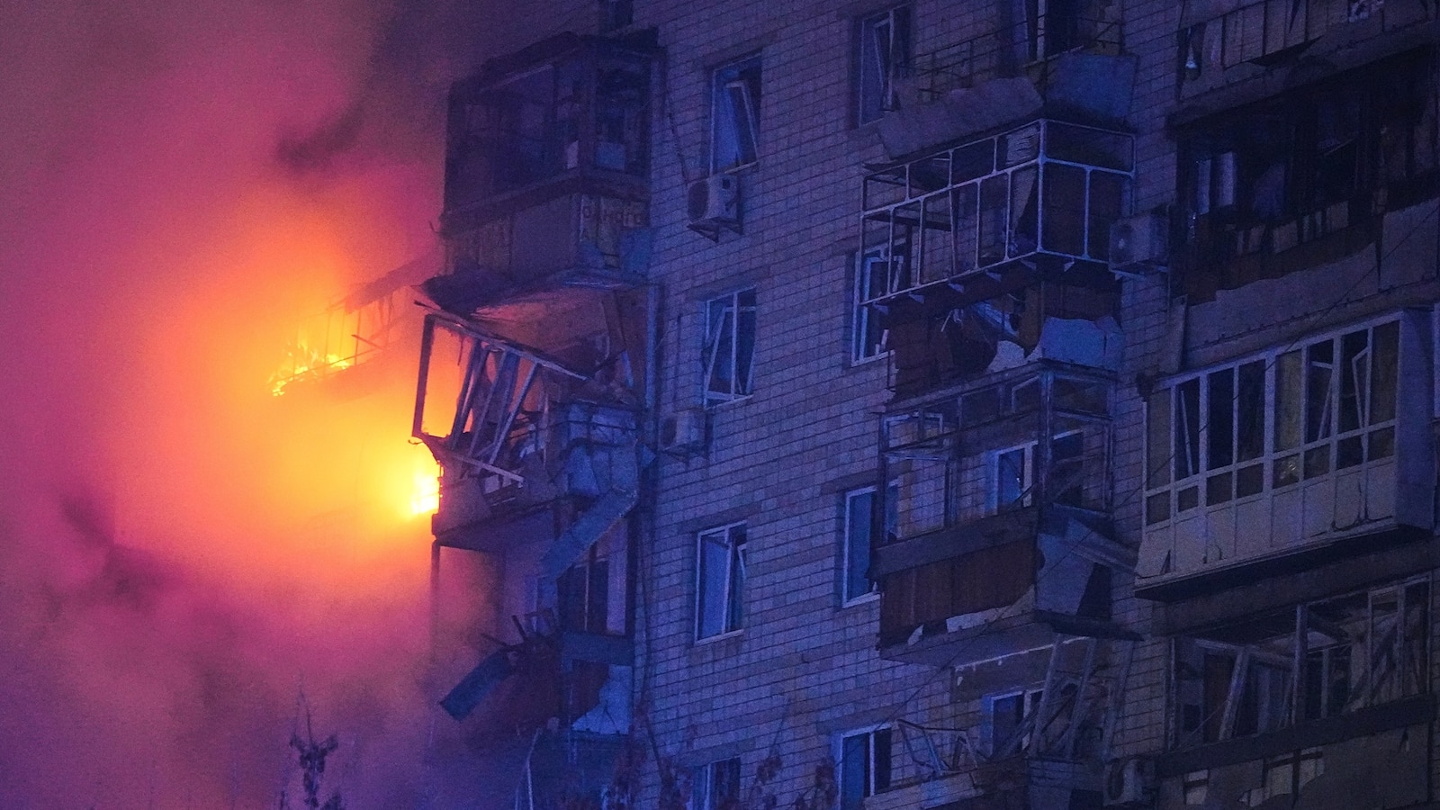 Russia launches deadly strike on Kyiv as Zelenskyy's advisers travel to US for talks