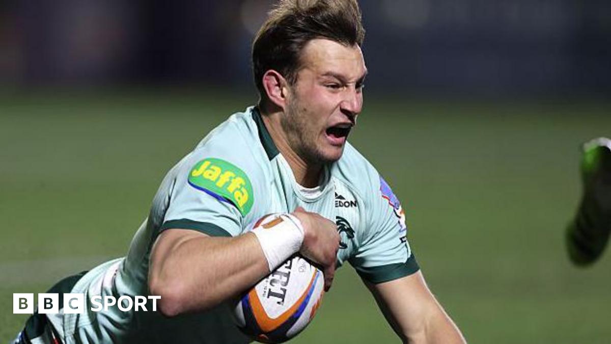 Joacquin Moro diving to score a try