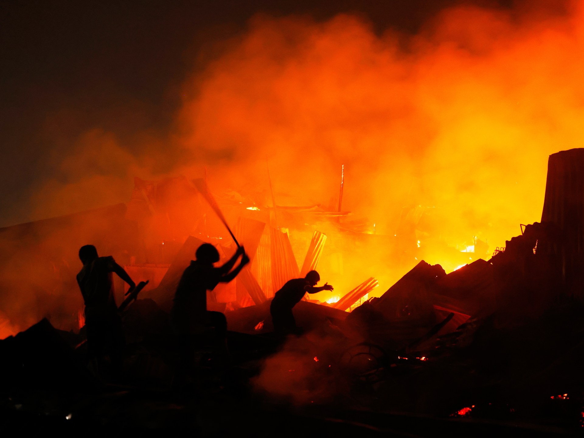 Thousands left homeless by fire in Bangladesh shantytown in Dhaka | News