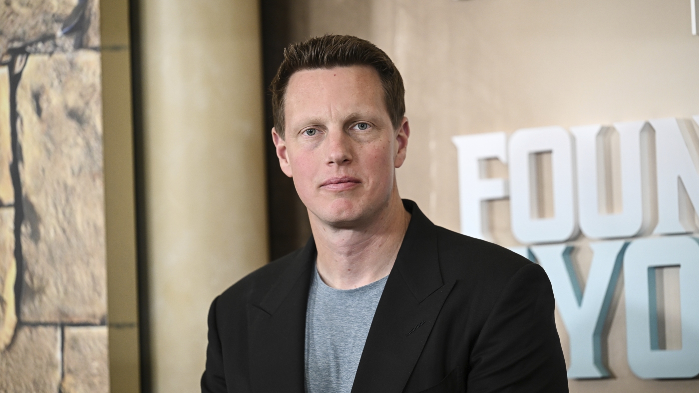 Paramount launches hostile bid for Warner Bros. to rival Netflix : NPR