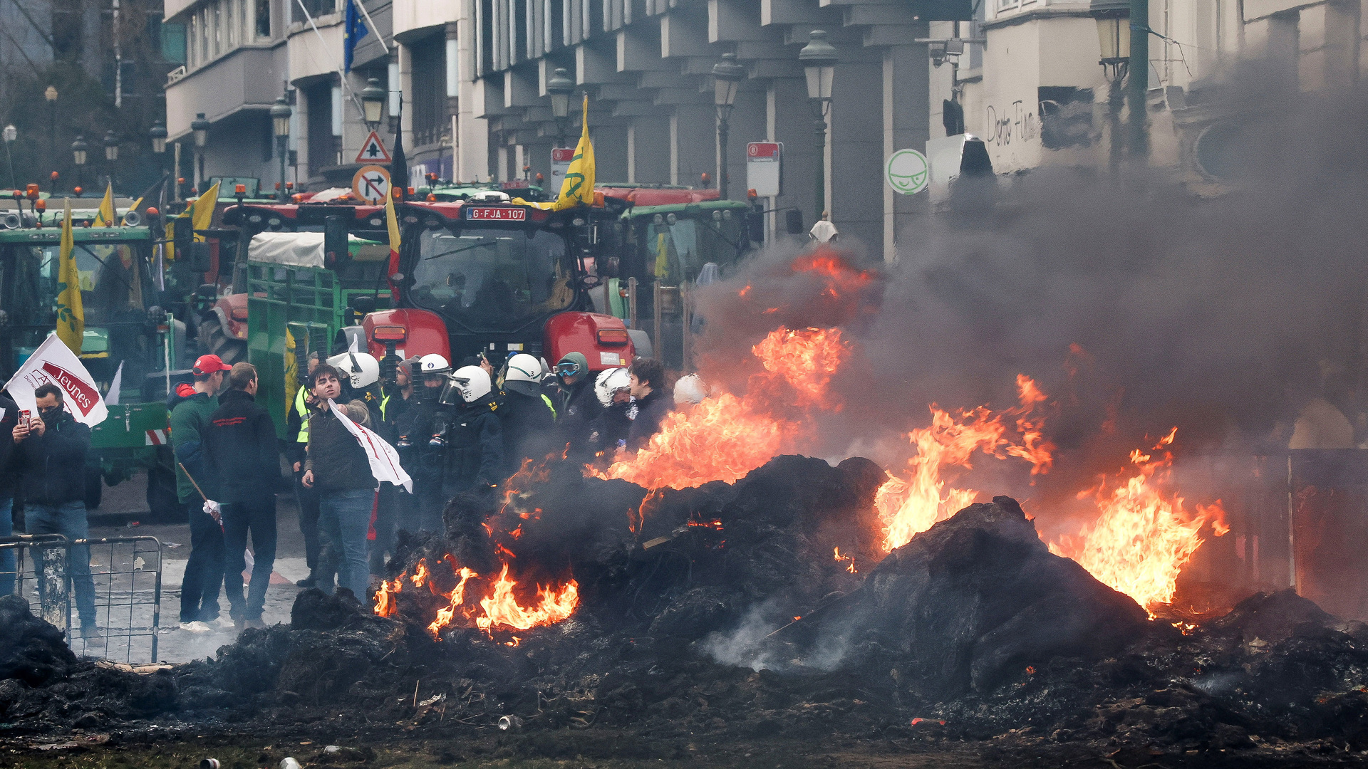 Protesting farmers clash with police as EU debates trade deal | European Union