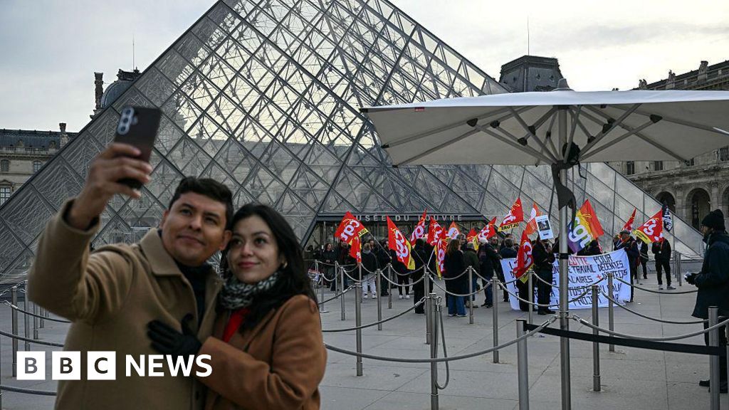 Staff strike forces Louvre to close doors to visitors