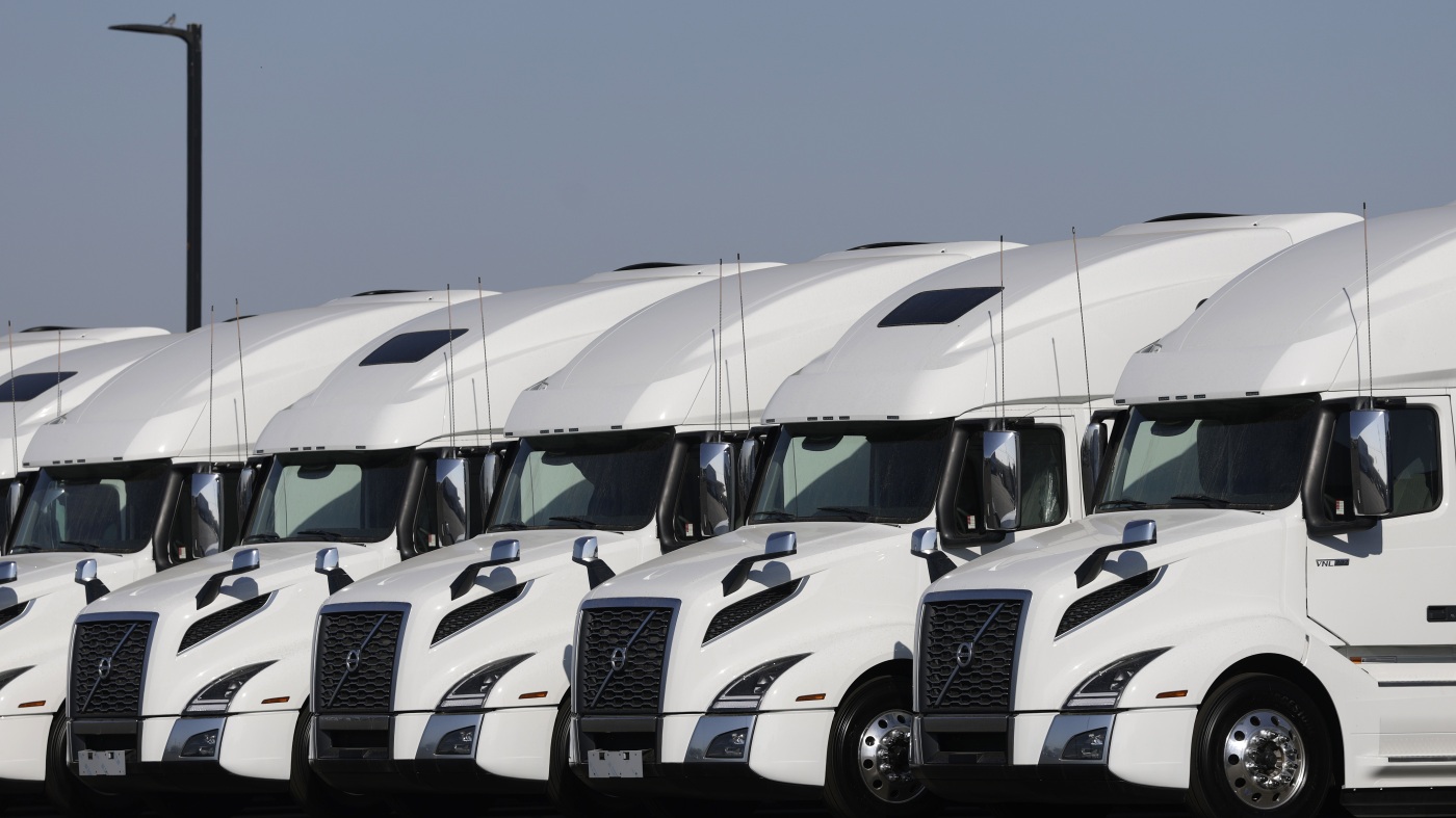 Thousands of U.S. trucking schools could lose accreditation : NPR