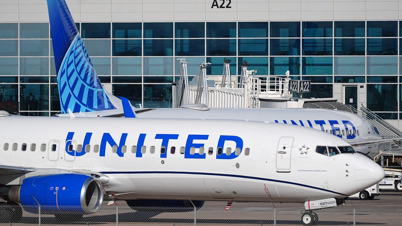 United flight returns to Dulles airport after engine failure : NPR
