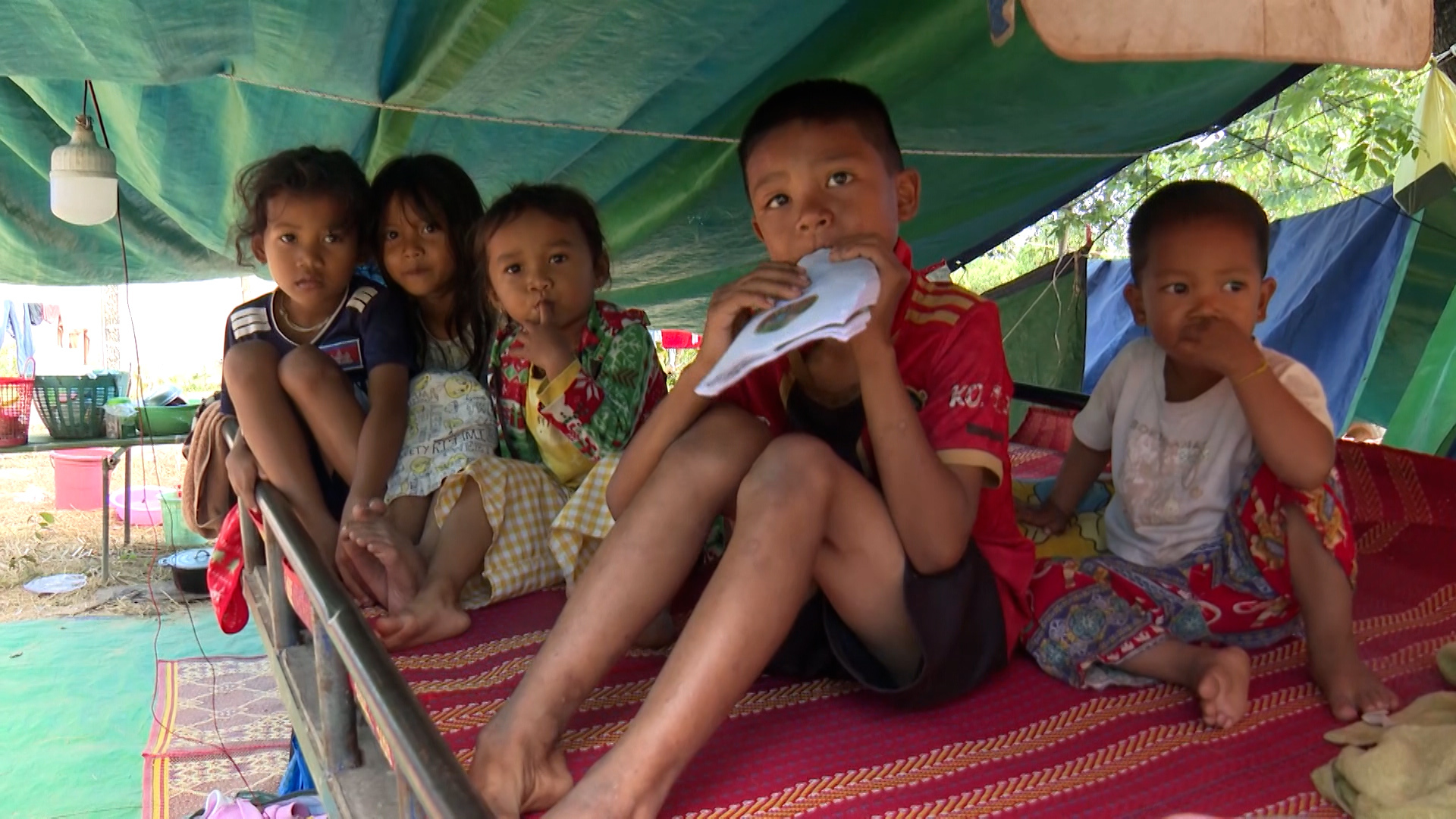 Video: Al Jazeera reports from Cambodian displacement camp | Government